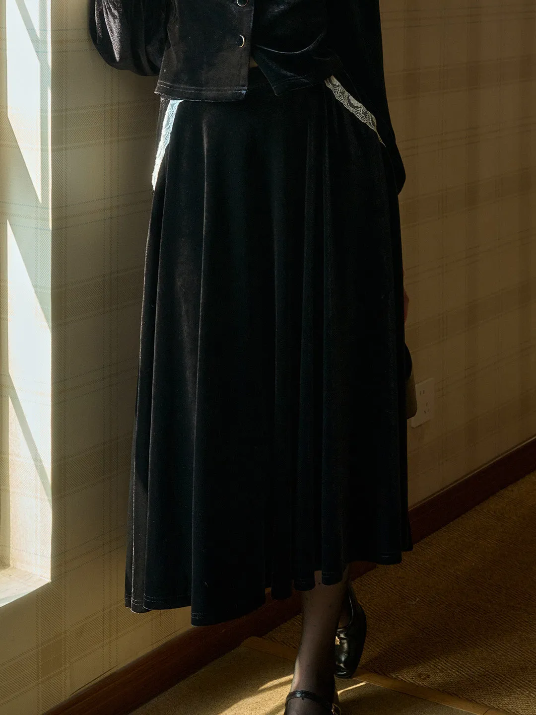 Azari Contrast Lace Paneled Pocket Velvet Skirt - Green