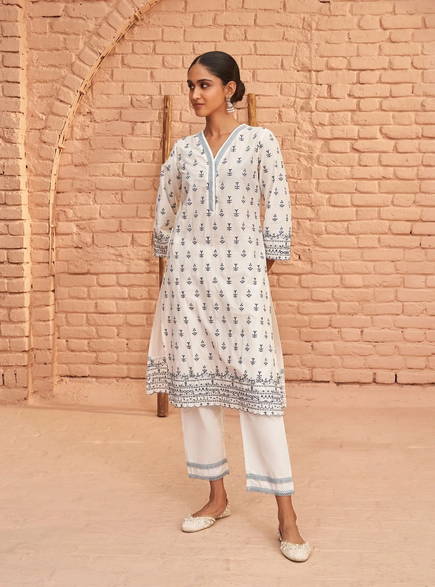 Mulmul Cotton Nyra Off White Kurta With Mulmul Cotton Nyra Off White Pant