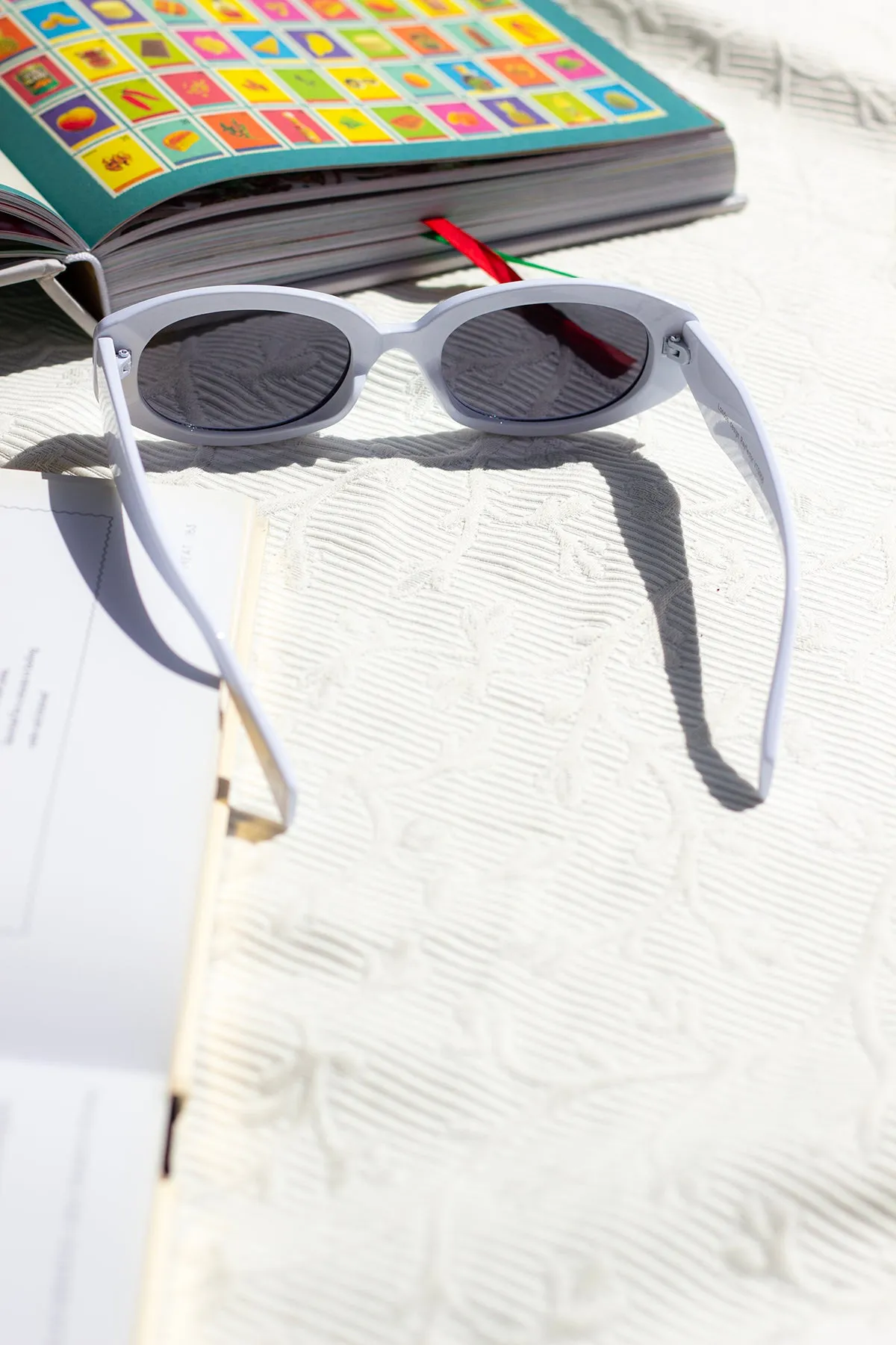 Narrow Oval Cut Edge Sunglasses