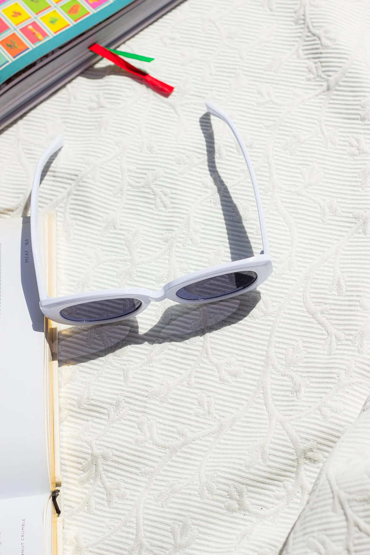 Narrow Oval Cut Edge Sunglasses