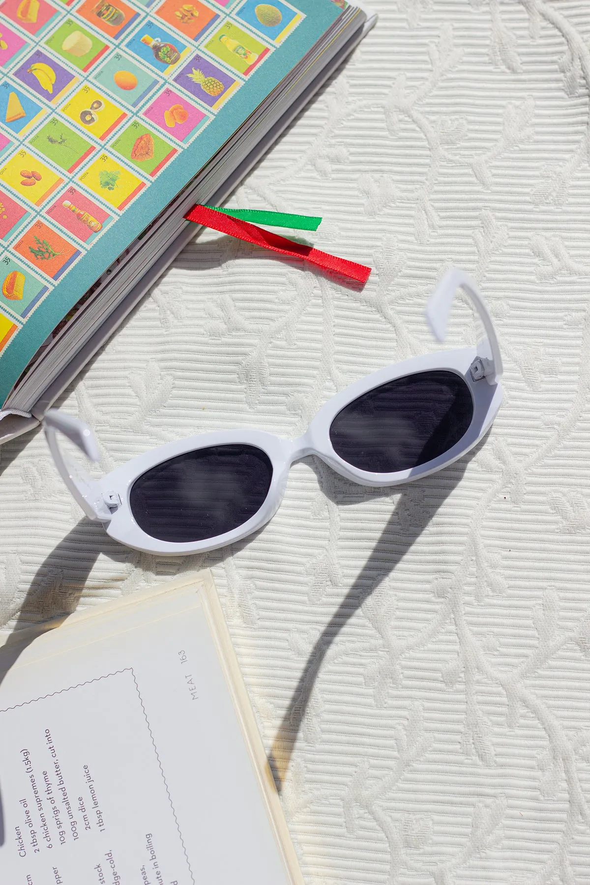 Narrow Oval Cut Edge Sunglasses