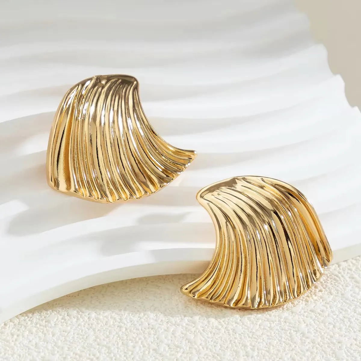 Retro Wave Fan-Shaped Stud Earrings