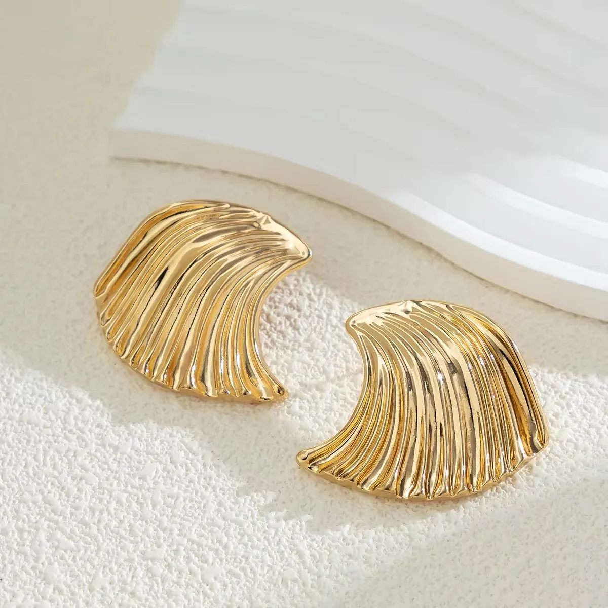 Retro Wave Fan-Shaped Stud Earrings